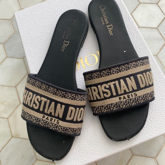 Christian Dior woman’s slippers size  is 7 - Picture 1 of 6
